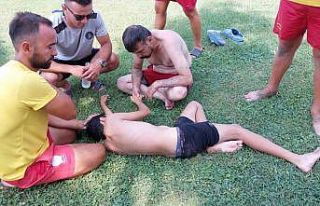 Boğulma tehlikesi geçiren çocuğu babası kurtardı