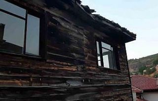 Bolu’da 3 katlı evin çatı katında çıkan yangın...