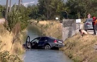 Bolu’da otomobil sulama kanalına uçtu