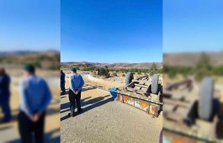 Buğday yüklü traktör devrildi, 2 kişi öldü