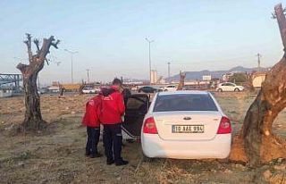 Burhaniye’de kazada araçta sıkışan vatandaşı...