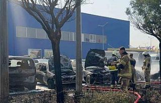 Bursa’da AVM otoparkında yangın: 6 araç kül...
