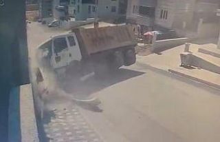 Bursa’da freni patlayan kamyon site duvarına çarptı