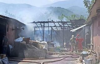 Bursa’da mobilya imalathanesinde yangın