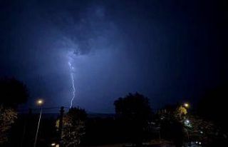 Bursa’da şimşekler geceyi aydınlattı