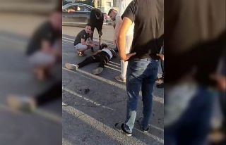 Cadde üzerinde motosiklet ve otomobil çarpıştı:...