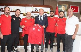 Çakmur’a Ay-Yıldızlı forma