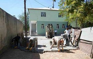 Çamurlu yol sorunu kilitli parke taşıyla çözüme...