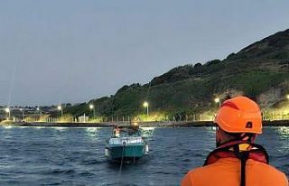 Çanakkale Boğazı’nda içinde 2 kişinin bulunduğu...