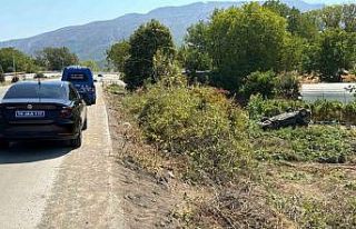 Çarpışan otomobillerden biri takla atıp bahçeye...