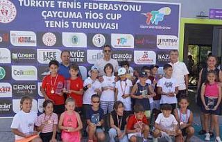 Çaycuma’da minik tenisçiler kupa için yarıştı