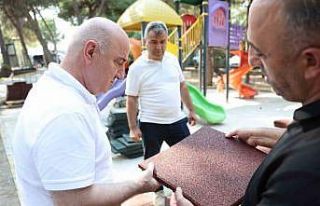 Çekici eline alan Başkan Muzaffer Bıyık, işçilere...