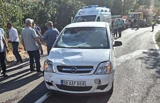 Cenazeye gidenlere otomobilin çarptığı kazada...
