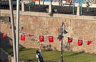 Çocuğun bayrak hassasiyeti kamerada