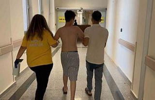 Çocuk havuzda ayağı kayarak yaralandı