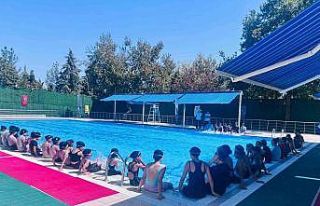 Çocuklara yüzme eğitimi verildi