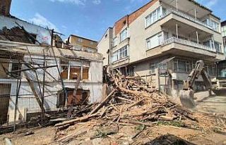 Çökme tehlikesi bulunan metruk bina yıkılıyor