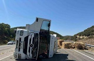Çorum’da balya yüklü tır devrildi: 1 yaralı