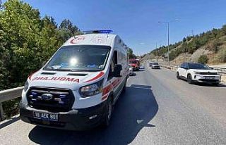 Çorum’da otomobil bariyerlere çarptı: 2 yaralı