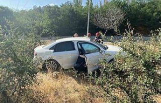 Çorum’da otomobil yol kenarındaki bordür taşlara...
