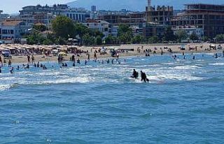 Çorum’dan yüzmek için Samsun’a gelen gençlerden...