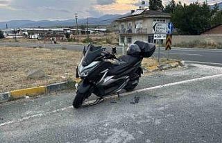 D100’da otomobil ile çarpışan motosiklet sürücüsü...