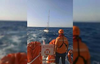 Datça açıklarında arızalanan yelkenli tekne kurtarıldı