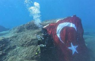 Deniz altında işaret diliyle İstiklal Marşını...