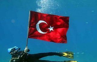 Deniz dibinde Türk bayraklı 30 Ağustos kutlaması