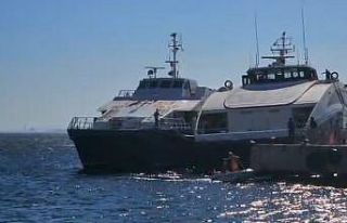 Deniz otobüsü Avşa Adası açıklarında kayalıklara...