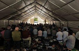 Deprem bölgesinde cuma namazı çadırlarda eda edildi