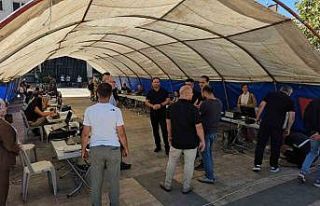 Deprem sonrası belediye hizmetlerini çadırda sürdürüyor