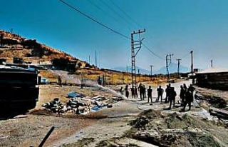 Derecik’te askeri TOMA vatandaşlara su desteği...