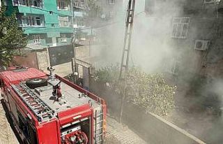 Diyarbakır’da ev yangınında 2 kişi dumandan...