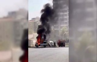 Diyarbakır’da park halindeki minibüs alev aldı