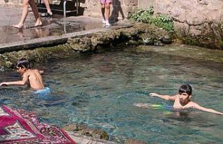 Diyarbakırlı çocuklar yataktan kalkıp süs havuzuna...