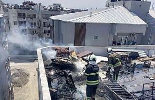 Dörtyol’da binanın çatı katında yangın çıktı