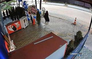 Dükkanın önündeki çiçeği alıp uzaklaşırken...