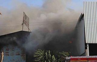 Dumanlar ilçeyi kapladı, itfaiye ekipleri saatlerce...