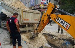 Düzce Belediyesi patlayan su borusuna anında müdahale