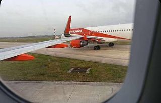 EasyJet’a ait iki yolcu uçağı taksi sırasında...