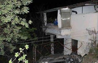 Ehliyetsiz sürücü evin bahçesine uçtu: 3 yaralı