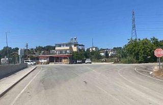 El frenini çekmeyi unutup arkasından koştuğu otomobil...