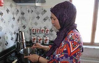 El lezzeti ile ev ekonomisine katkıda bulunuyor