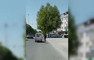 Elazığ’da bisikletlinin tehlikeli yolculuğu