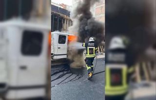 Elazığ’da park halindeki pikap yandı