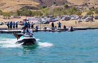 Elazığ’da sahibiyle jet ski turu atan köpek gülümsetti