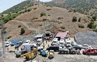 Elazığ’daki göçükte çalışmalar 4 saattir...