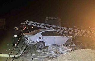 Elektrik direğine çarpan aracın motoru yerinden...