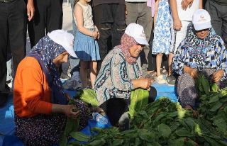 Ellerindeki iğnelerle ödülü alabilmek tütünleri...
